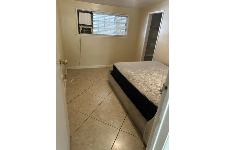 $1800 : Se renta cuarto south el monte image 1