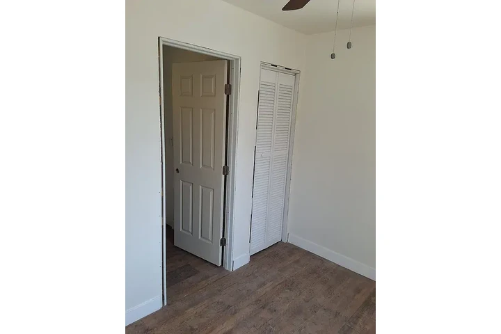 $1300 : Green Yard House image 1