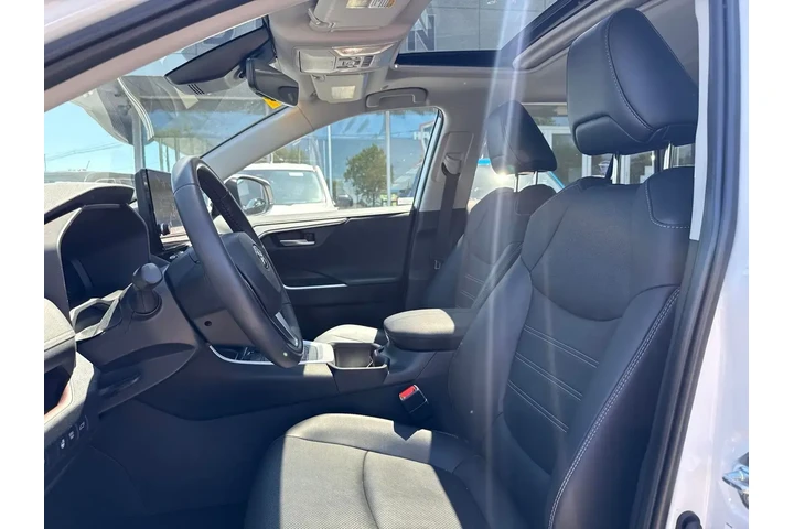 $38995 : Toyota RAV4 2024 AWD Limited image 6