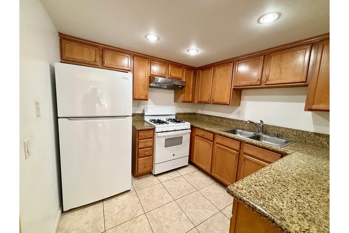 $1000 : Apartm with Updated Appliances image 2