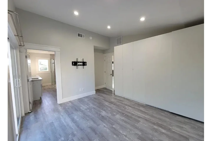 $4200 : 3 bedroom house available image 8