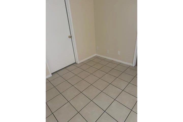 $650 : Renta sala en vanowen image 3