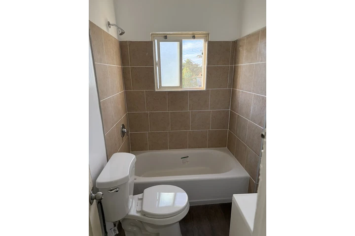 $1840 : COMMERCE: 1 BEDROOM APT image 2