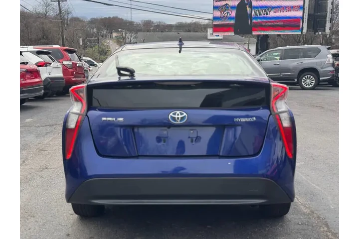 $13785 : 2017 Prius Three image 8