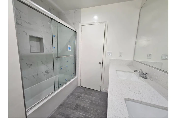 $1935 : 2 Bedroom Apt in Los Angeles image 9
