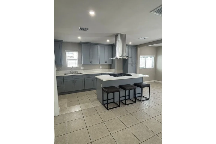 $800 : Casa renovada de 2 dormitorios image 2