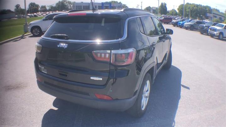 $16000 : PRE-OWNED 2018 JEEP COMPASS L image 8