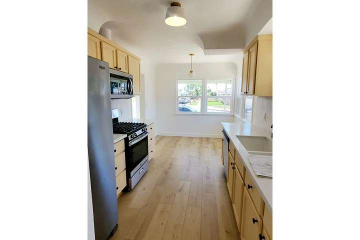 $1950 : 2 Bed Home in Vermont Ave, LA image 6