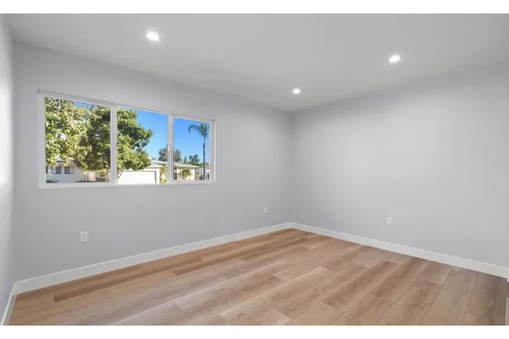 $2395 : 3Bed 2Bath House For in LA image 7