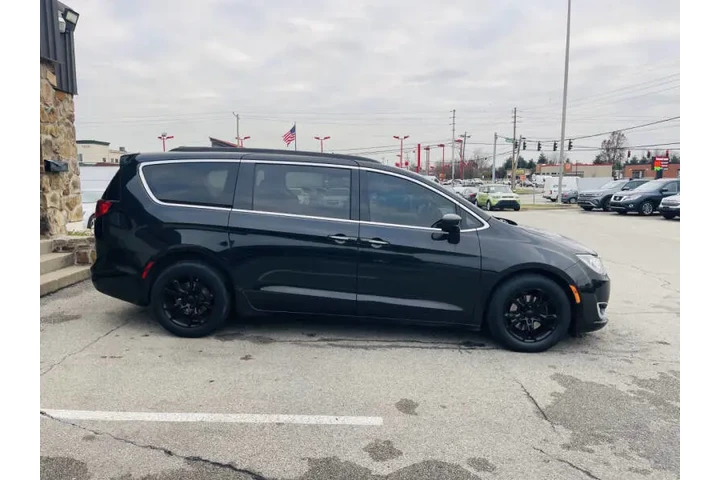 $9850 : 2017 Pacifica Touring Plus image 9
