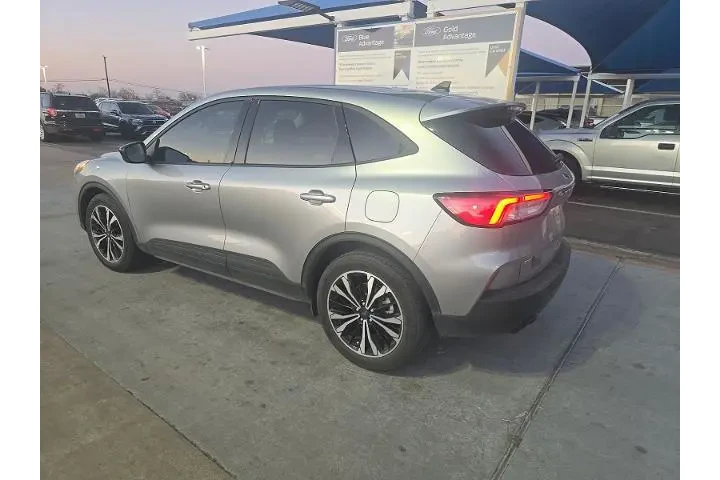 $17998 : Ford Escape 2022 SE 4dr SUV image 2