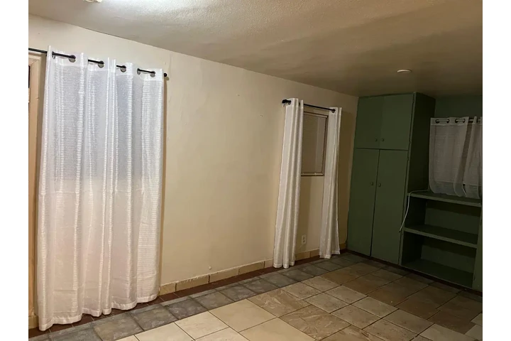 $1000 : SE RENTA CUARTO EN ELA image 2