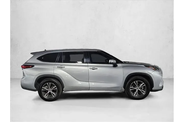 $28926 : Toyota Highlander 2021 XLE 4 image 4