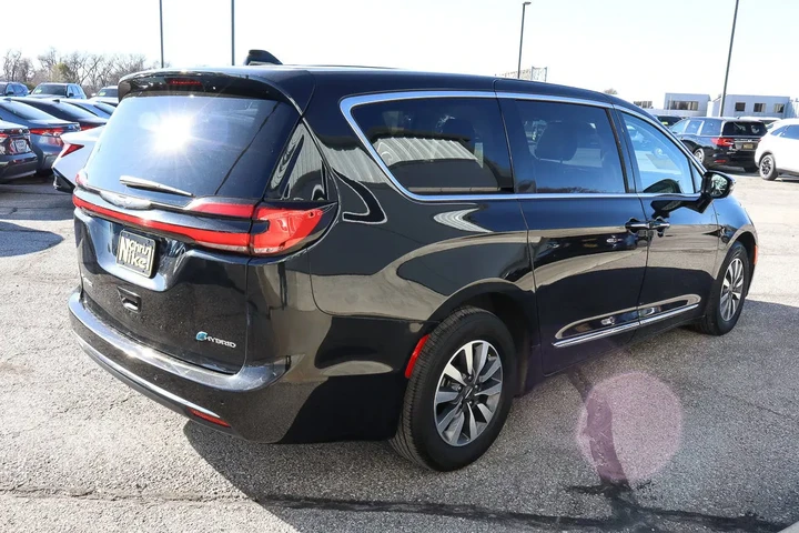 $27988 : 2023 Pacifica Hybrid Limited image 4