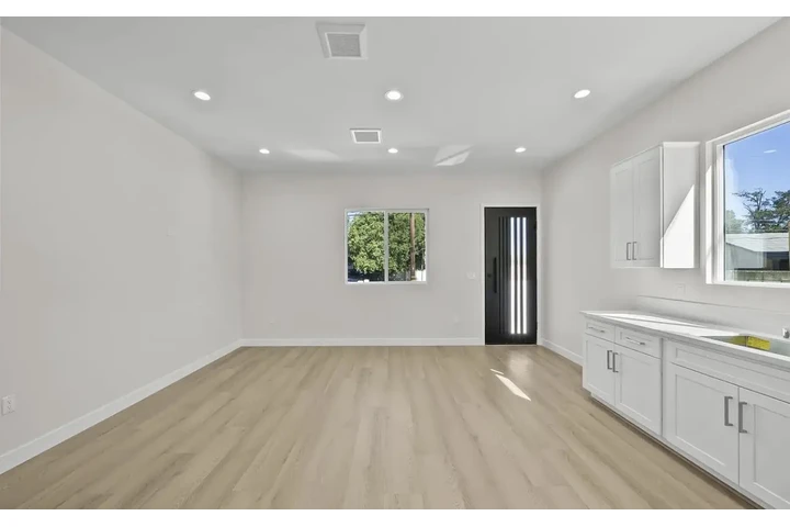 $1050 : Brand new natural light home image 5