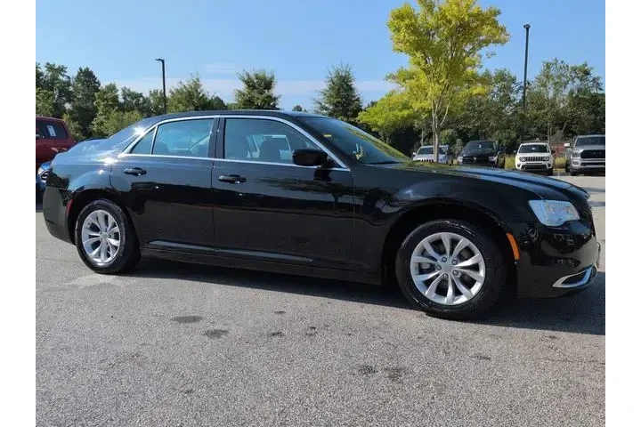 $21856 : Chrysler 300 2022 Touring 4d image 2
