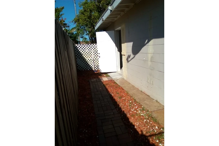 $690 : Rento cuarto independiente image 2