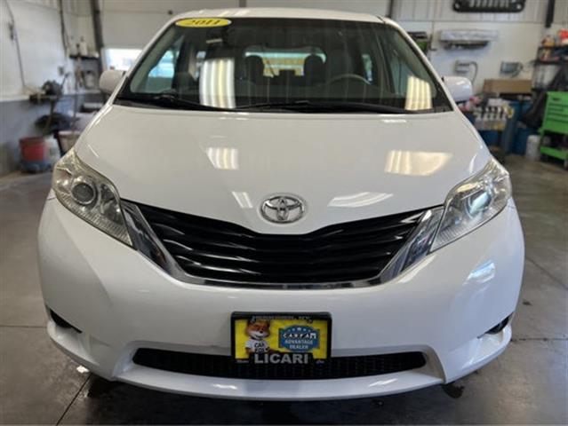 $18900 : 2011 Sienna LE AAS image 2