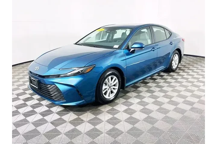 $33900 : Toyota Camry 2026 LE 4dr Sed image 3