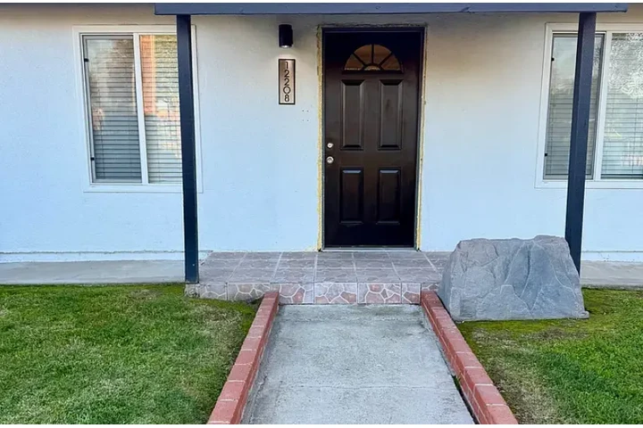 $1000 : Rear to move in. image 1