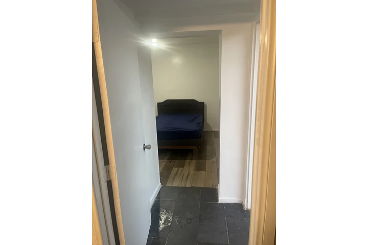 $1100 : Cuarto De Renta Commerce, CA image 4