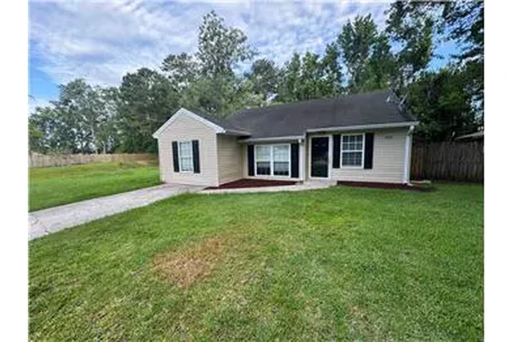 $2095 : Rental property with 3 bedro image 1