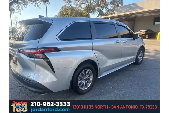 $25415 : Toyota Sienna 2021 LE 8-Pass image 8
