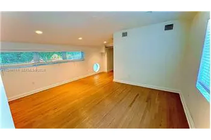 $10000 : Rental property with 3 bedro image 10