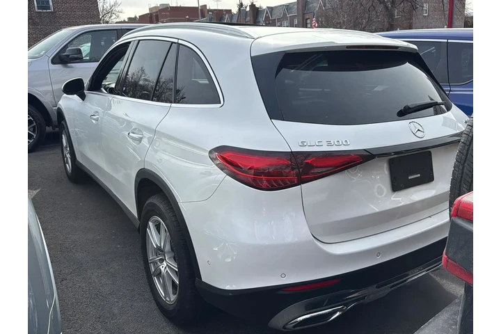 $27990 : Mercedes-Benz GLC 2023 AWD G image 6