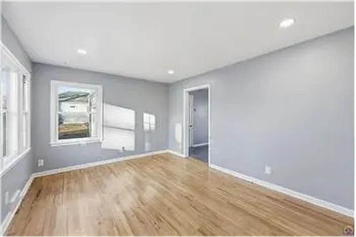 $850 : Rental property with 2 bedro image 9