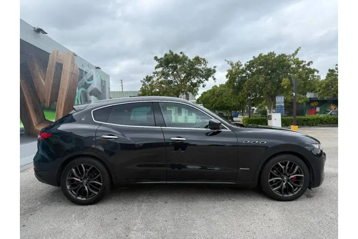 $19991 : 2018 Levante GranLusso image 7