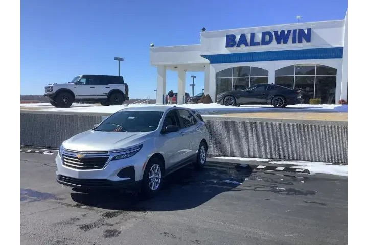 $17550 : Chevrolet Equinox 2022 LS 4d image 3