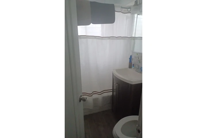 $585 : Busco Roomate Miami Beach image 5