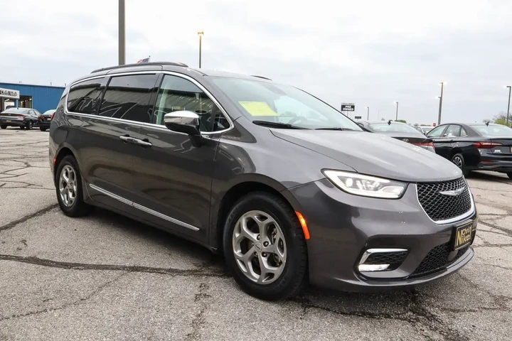 $26488 : 2023 Pacifica Limited FWD image 3