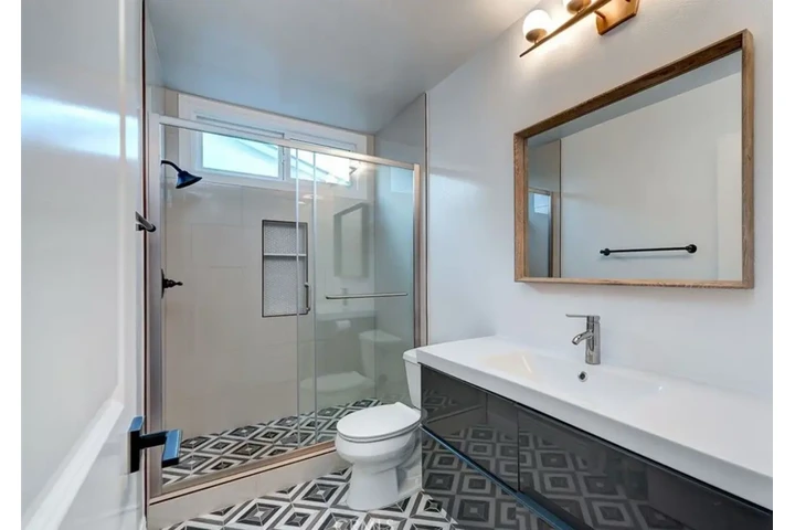 $2550 : 3 Bedroom in Koreatown, LA image 9