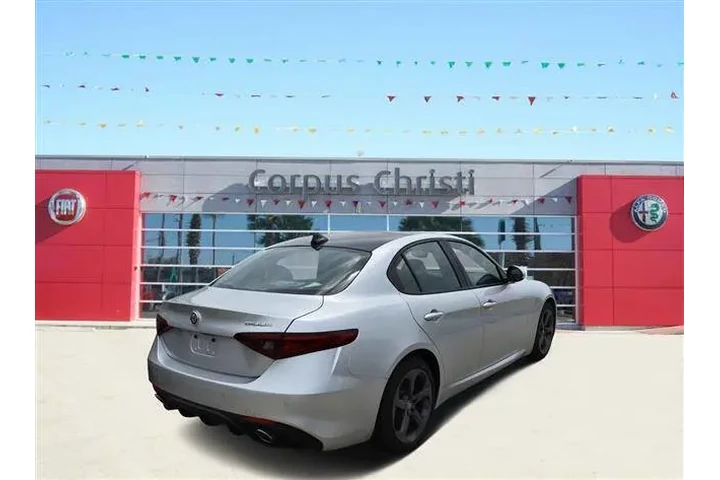 2017 Alfa Romeo Giulia image 7