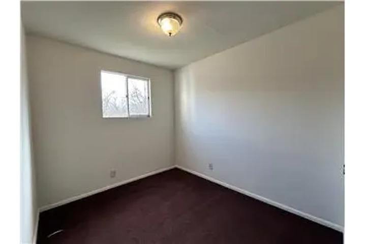 $595 : Rental property with 2 bedro image 8