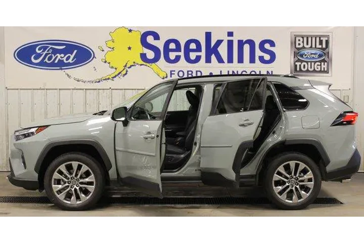 $36995 : Toyota RAV4 2023 AWD XLE Pre image 4