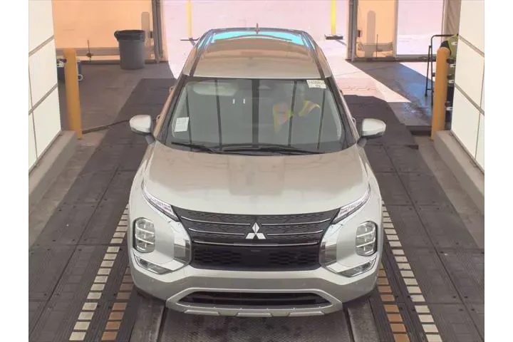 $24111 : Mitsubishi Outlander 2024 SE image 2