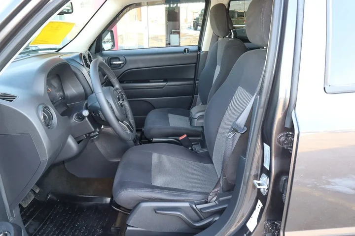 $9449 : 2016 Patriot FWD 4dr Latitude image 7