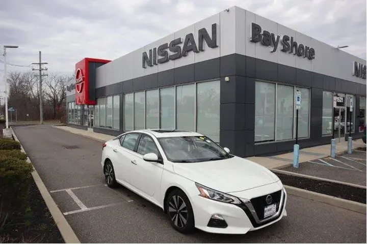 $17923 : Nissan Altima 2022 2.5 SV 4d image 2