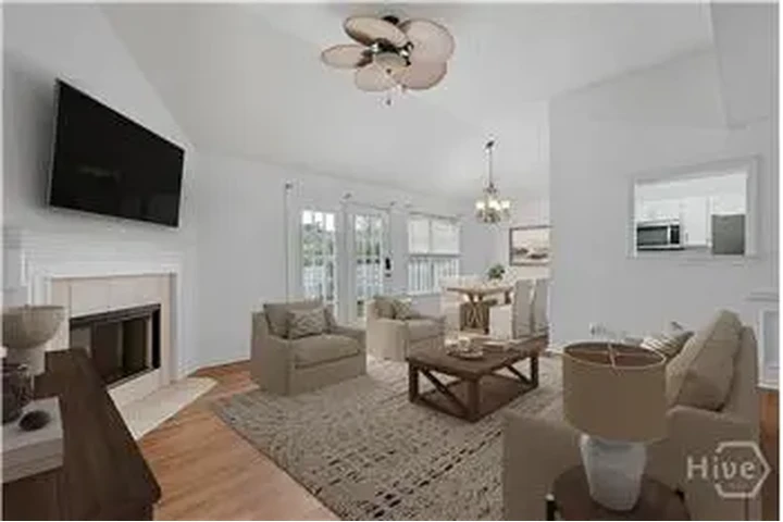 $2000 : Rental property with 3 bedro image 3