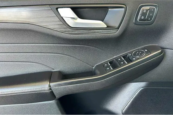 $35575 : Ford Escape Plug-In Hybrid 2 image 10
