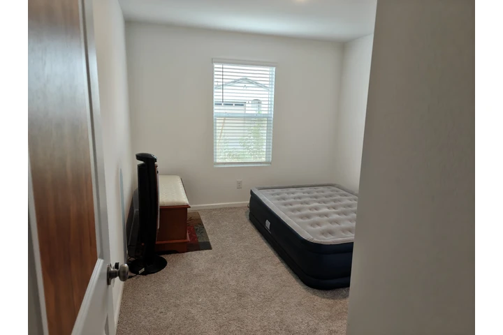 $600 : Cuarto En Renta image 2