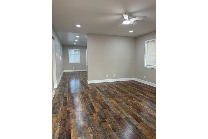 $800 : Newly renovated 2 bedroom 1 image 7