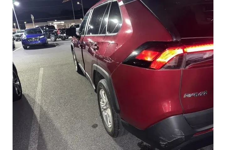 $28778 : Toyota RAV4 2021 AWD XLE 4dr image 7