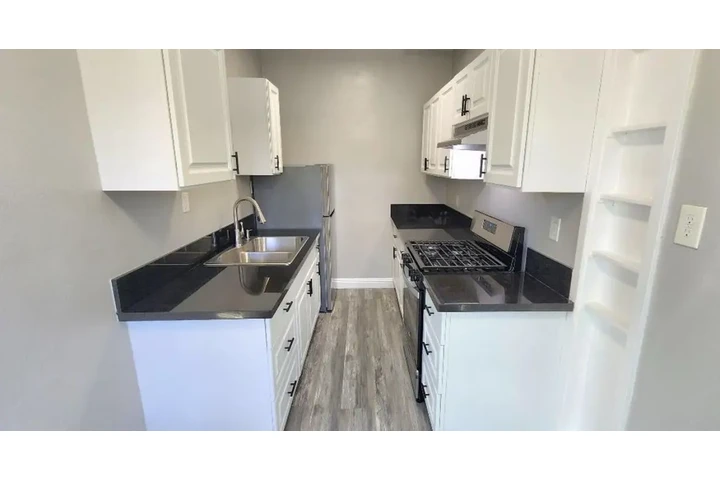 $1950 : 2 Bedroom Apt in Los Angeles image 5