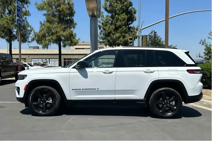 $27136 : Jeep Grand Cherokee 2023 4x4 image 6