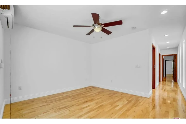 $2465 : 3Beds/2Baths in W Pico Blvd image 6