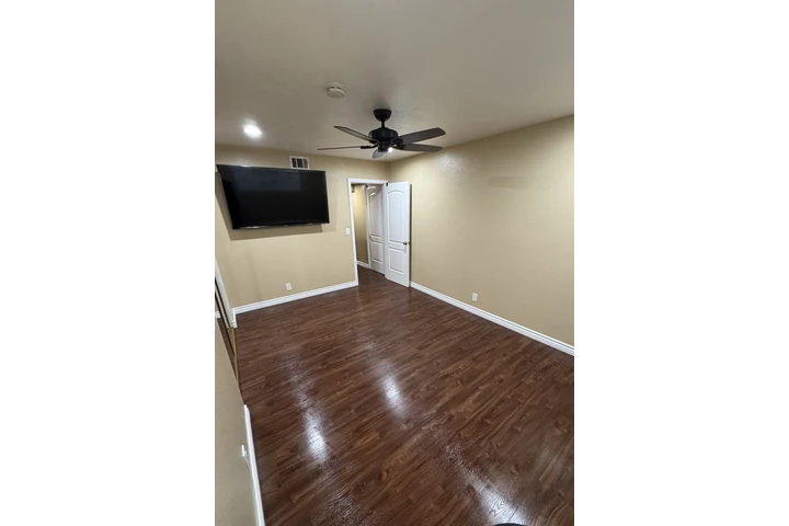 $1000 : Cuarto de renta image 3